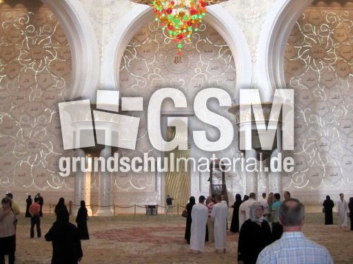 079 Gebetssaal mit Mekka Nische, Mihab.JPG